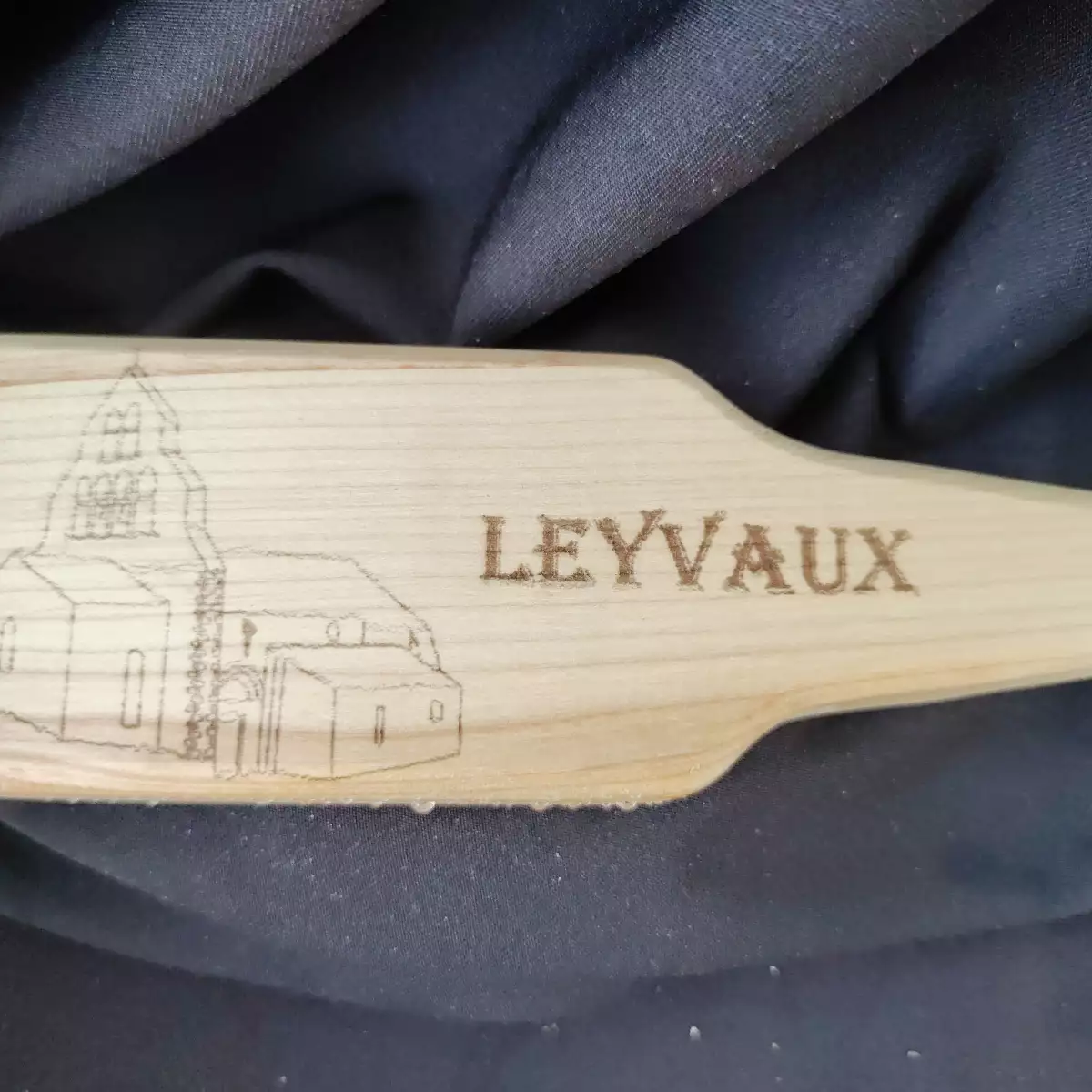 Décapsuleur en bois Église de Leyvaux