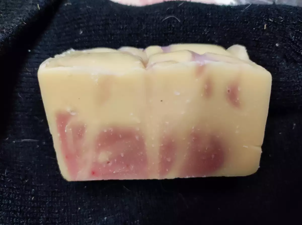 Savon à la rose et au lait de vache 100 gr