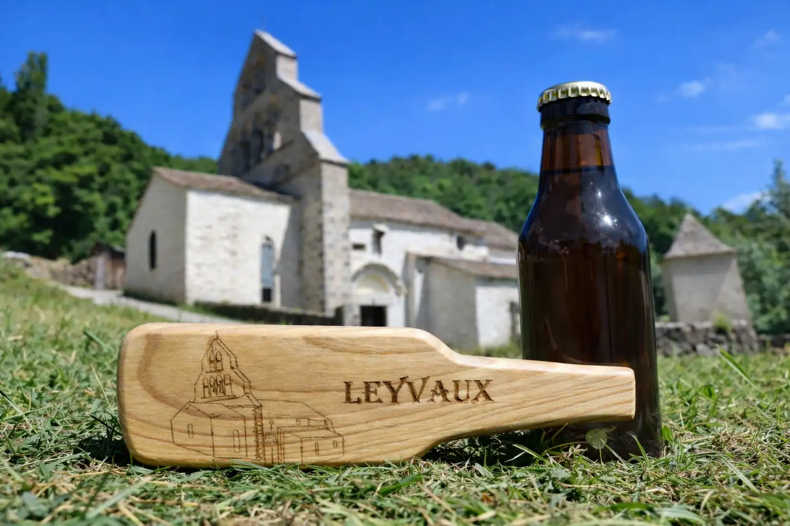 Ouvre bouteille en bois gravé Église de Leyvaux